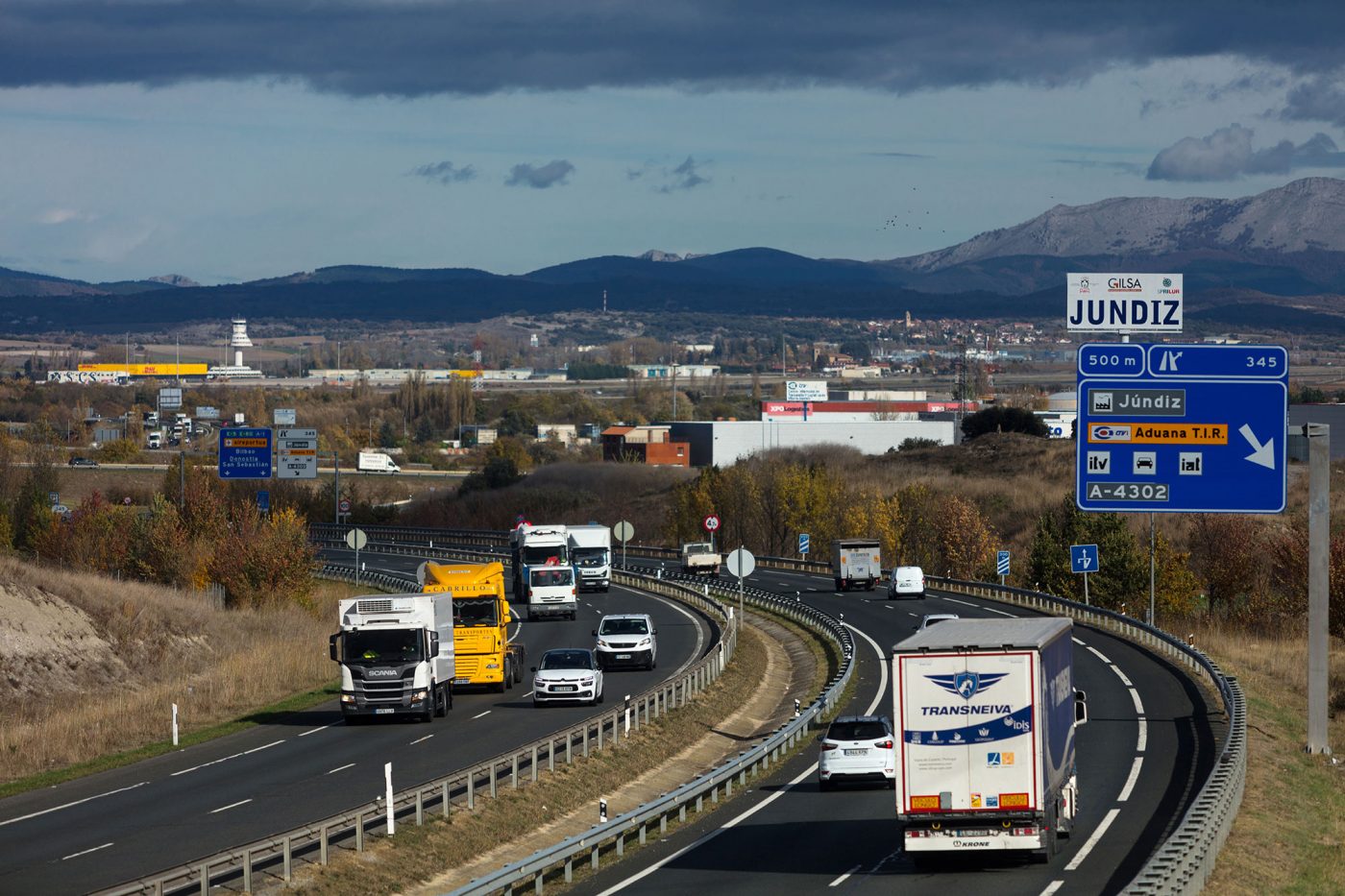 Vista de la autovía A-1 en el acceso al Parque Empresarial Jundiz y al CTVi. Al fondo, el Aeropuerto Internacional de Vitoria